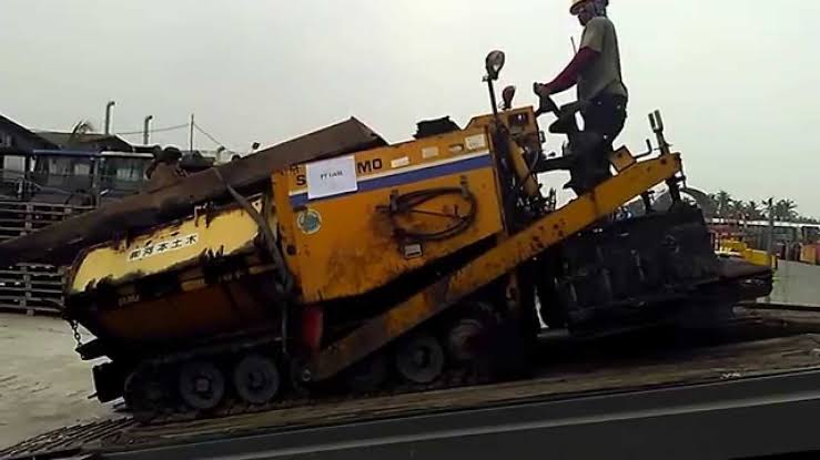 Memindahkan Mesin Berat